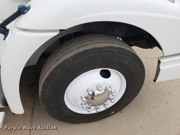 image for item EF9870 2004 International 9200i semi truck