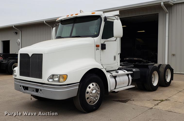 image for item EF9871 2007 International 9200i semi truck