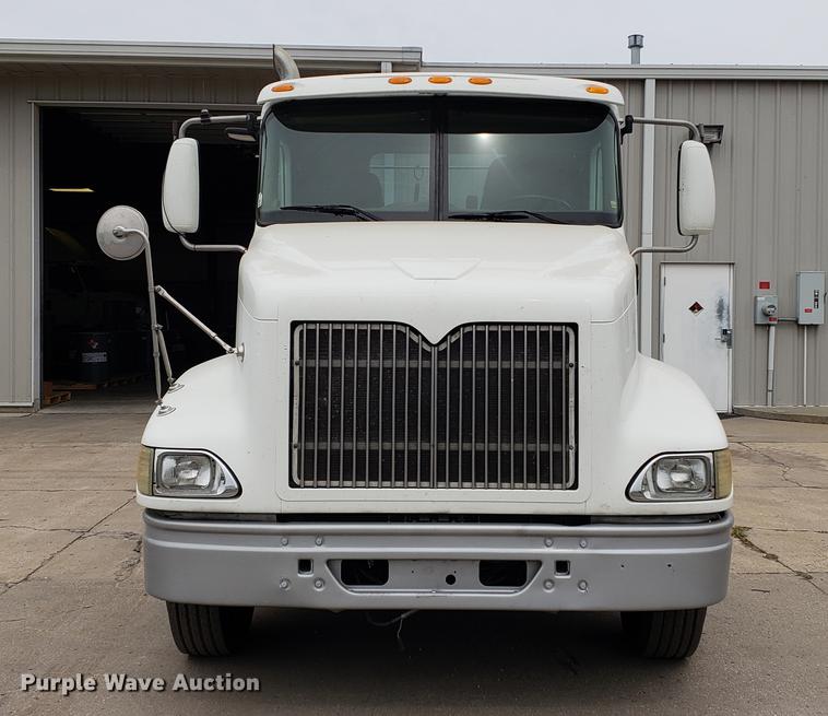 image for item EF9871 2007 International 9200i semi truck