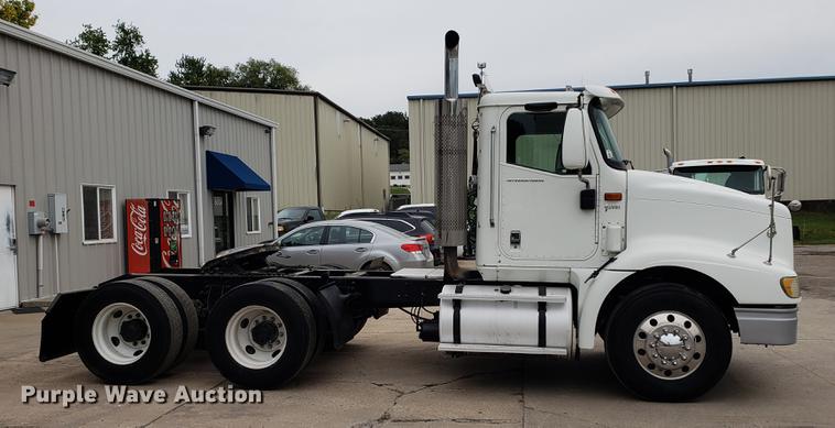 image for item EF9871 2007 International 9200i semi truck