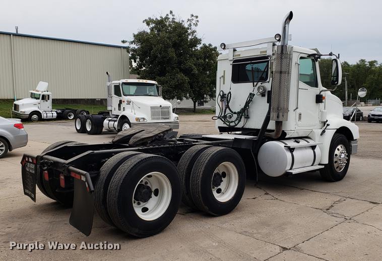 image for item EF9871 2007 International 9200i semi truck
