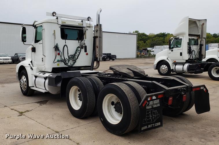 image for item EF9871 2007 International 9200i semi truck