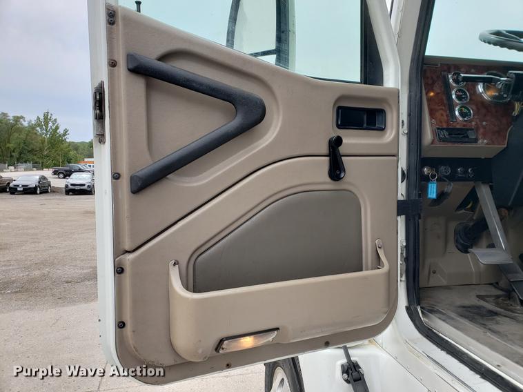 image for item EF9871 2007 International 9200i semi truck