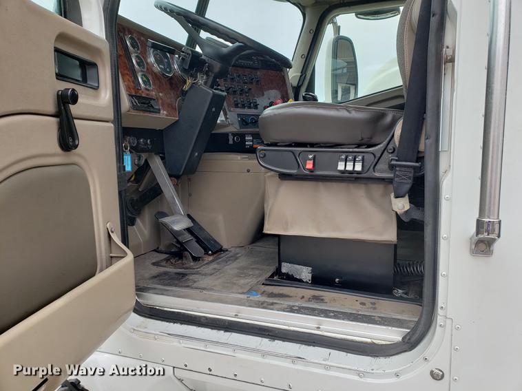 image for item EF9871 2007 International 9200i semi truck