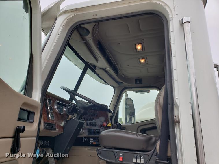 image for item EF9871 2007 International 9200i semi truck