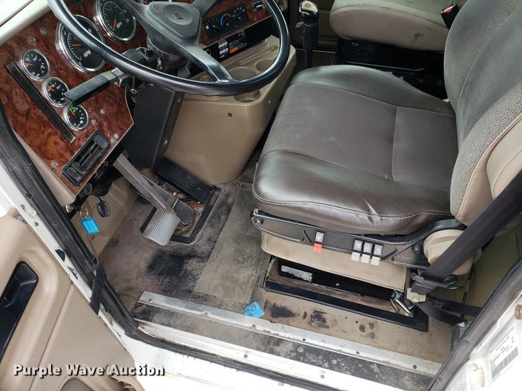 image for item EF9871 2007 International 9200i semi truck