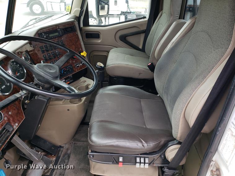 image for item EF9871 2007 International 9200i semi truck