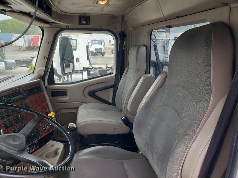 image for item EF9871 2007 International 9200i semi truck