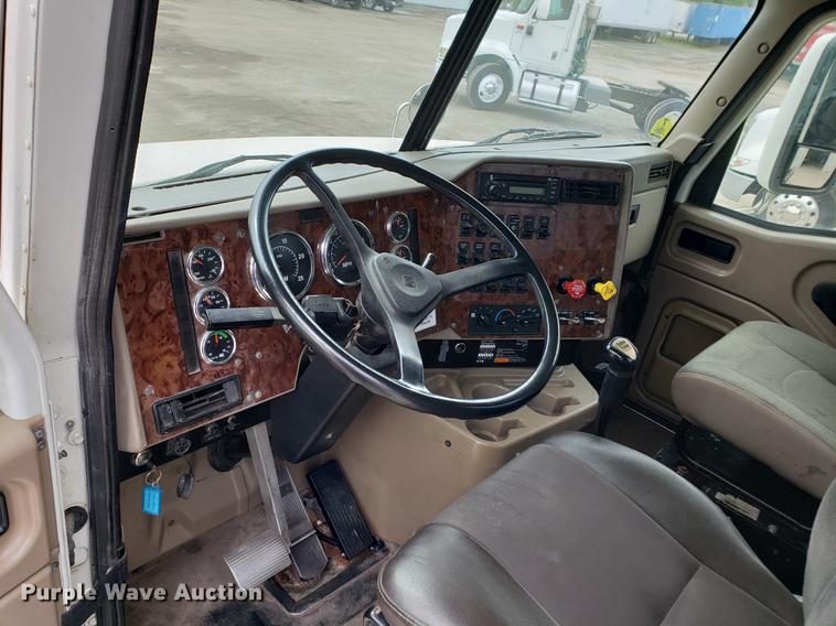 image for item EF9871 2007 International 9200i semi truck