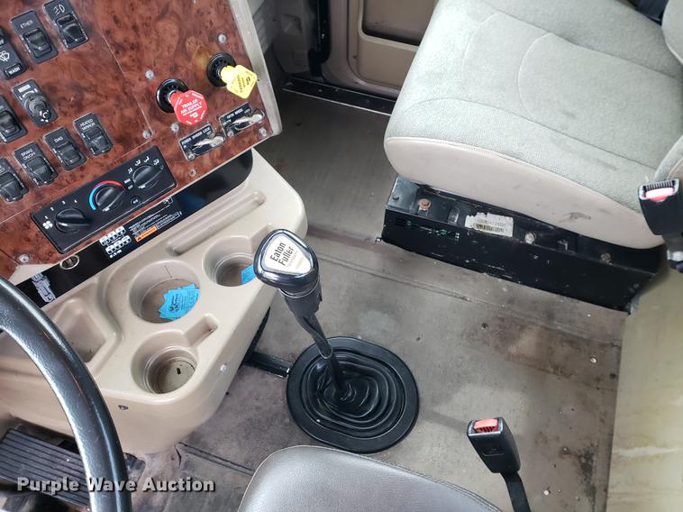 image for item EF9871 2007 International 9200i semi truck