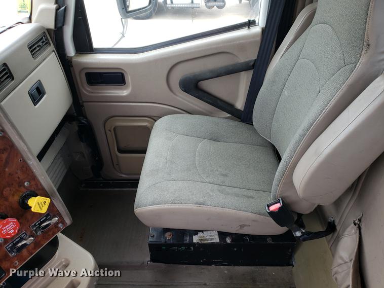 image for item EF9871 2007 International 9200i semi truck