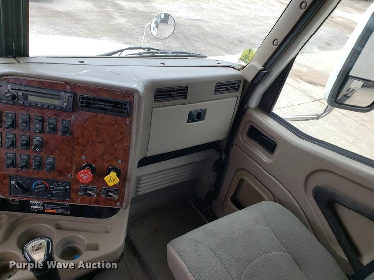 image for item EF9871 2007 International 9200i semi truck