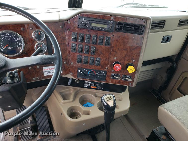 image for item EF9871 2007 International 9200i semi truck