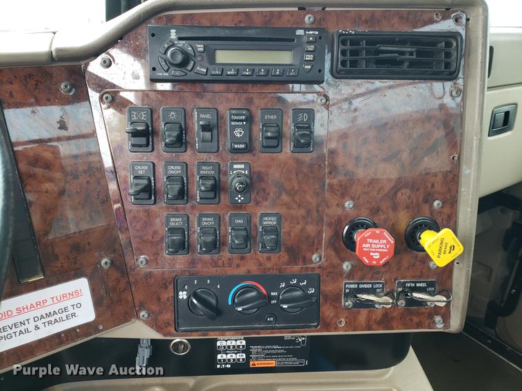 image for item EF9871 2007 International 9200i semi truck