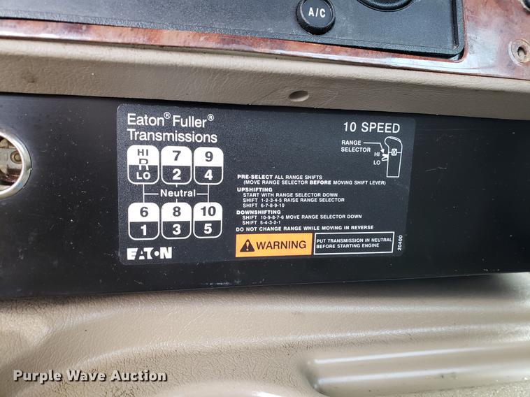 image for item EF9871 2007 International 9200i semi truck