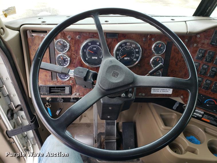 image for item EF9871 2007 International 9200i semi truck