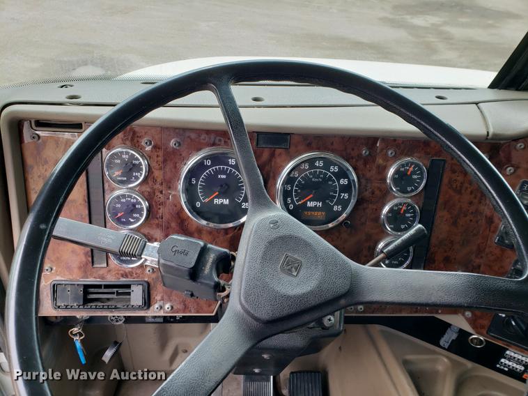 image for item EF9871 2007 International 9200i semi truck