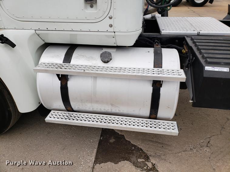 image for item EF9871 2007 International 9200i semi truck