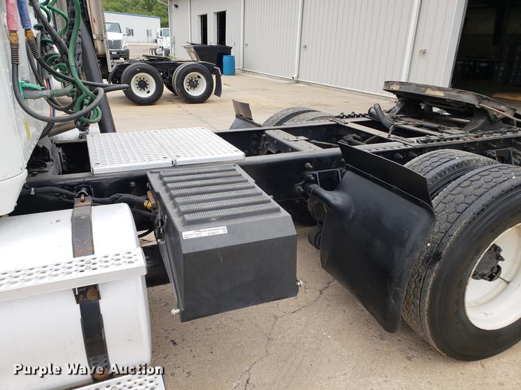 image for item EF9871 2007 International 9200i semi truck
