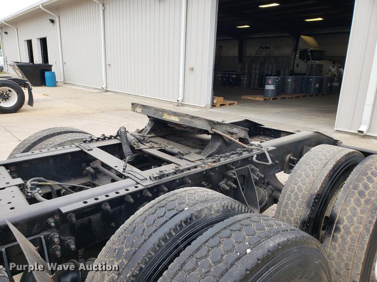 image for item EF9871 2007 International 9200i semi truck