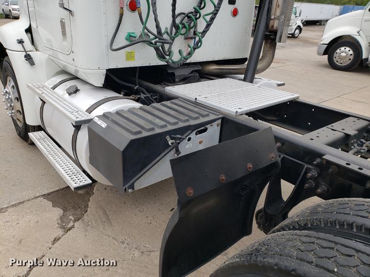 image for item EF9871 2007 International 9200i semi truck