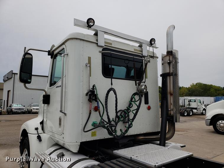 image for item EF9871 2007 International 9200i semi truck