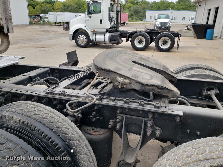image for item EF9871 2007 International 9200i semi truck
