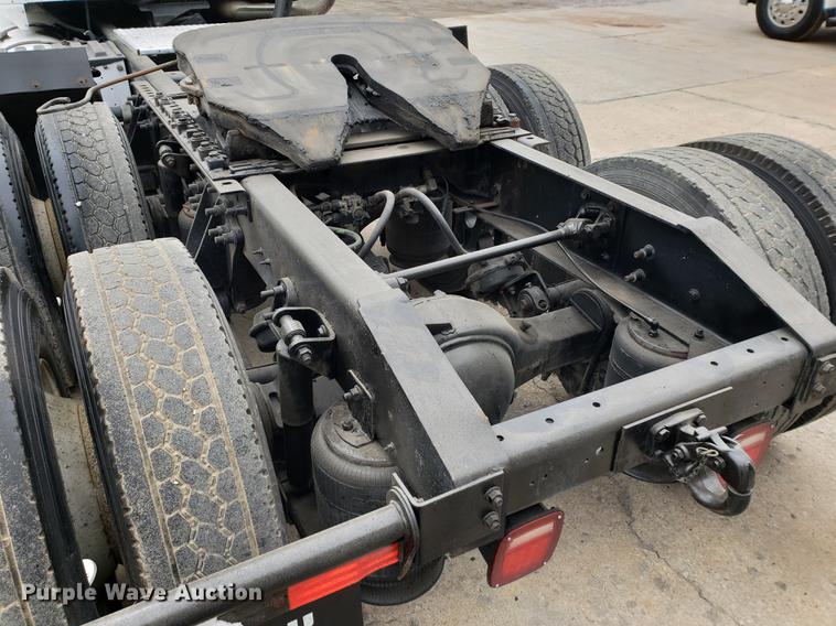 image for item EF9871 2007 International 9200i semi truck