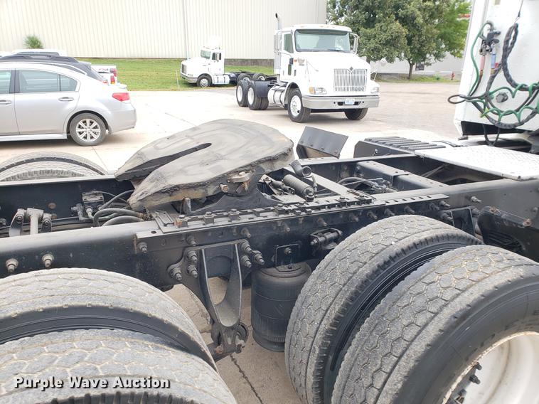 image for item EF9871 2007 International 9200i semi truck