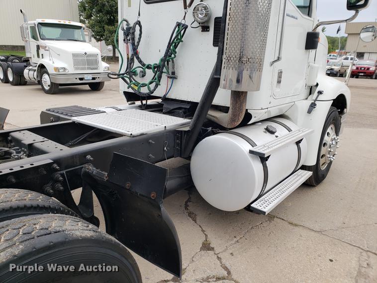 image for item EF9871 2007 International 9200i semi truck