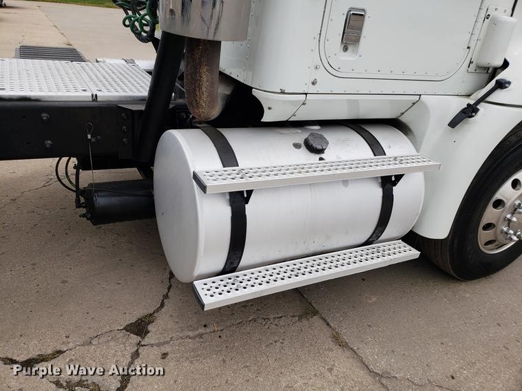 image for item EF9871 2007 International 9200i semi truck