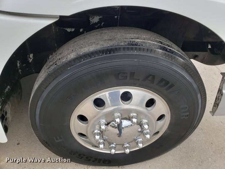 image for item EF9871 2007 International 9200i semi truck