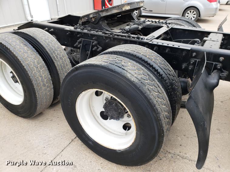 image for item EF9871 2007 International 9200i semi truck