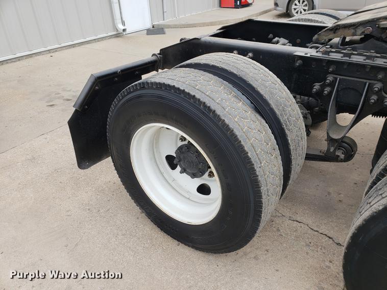 image for item EF9871 2007 International 9200i semi truck