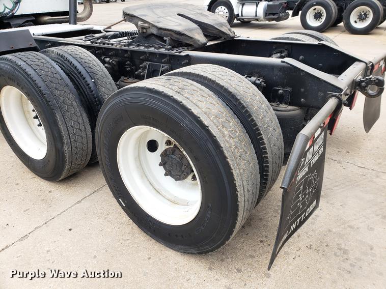 image for item EF9871 2007 International 9200i semi truck