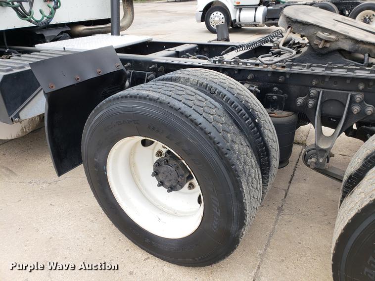 image for item EF9871 2007 International 9200i semi truck