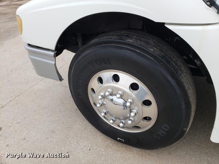 image for item EF9871 2007 International 9200i semi truck