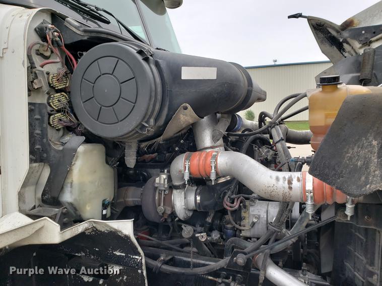 image for item EF9871 2007 International 9200i semi truck