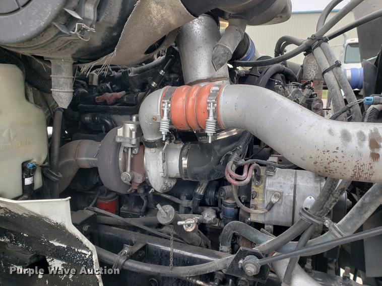 image for item EF9871 2007 International 9200i semi truck