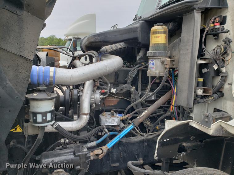 image for item EF9871 2007 International 9200i semi truck