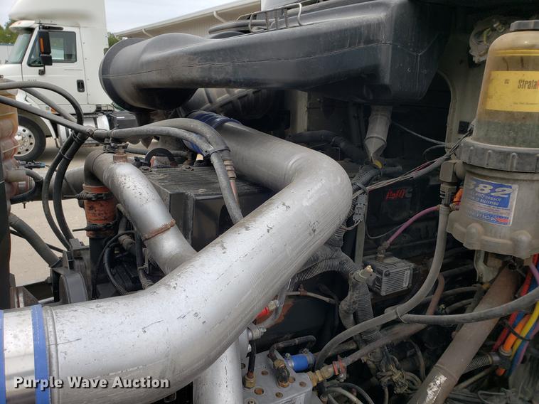 image for item EF9871 2007 International 9200i semi truck