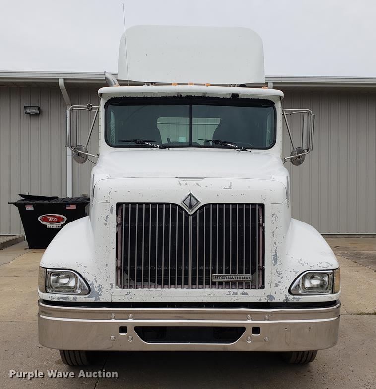 image for item EF9873 1999 International 9200 semi truck