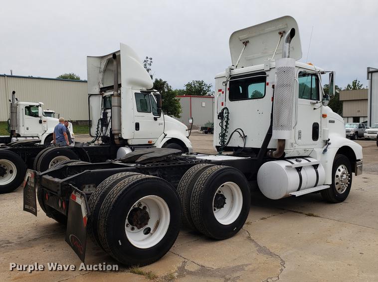 image for item EF9873 1999 International 9200 semi truck