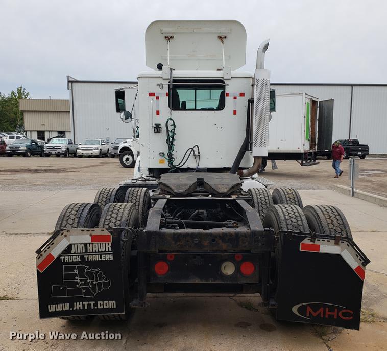 image for item EF9873 1999 International 9200 semi truck