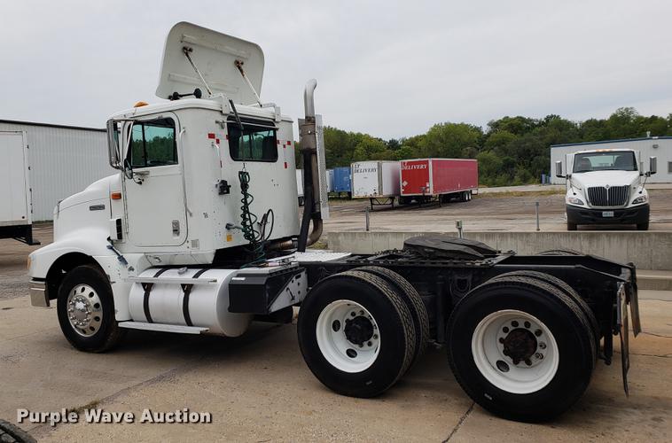 image for item EF9873 1999 International 9200 semi truck