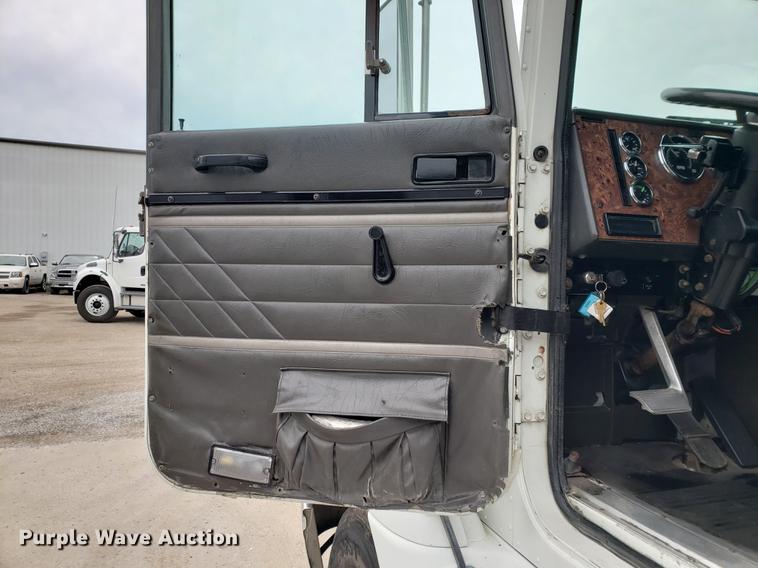 image for item EF9873 1999 International 9200 semi truck