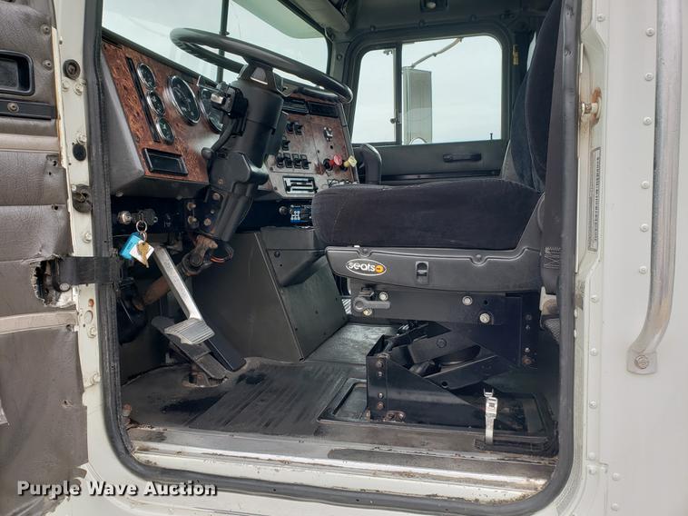 image for item EF9873 1999 International 9200 semi truck