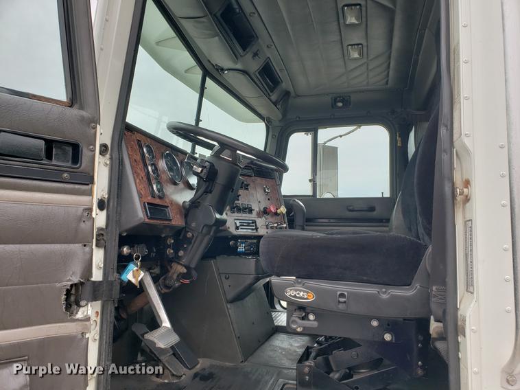 image for item EF9873 1999 International 9200 semi truck