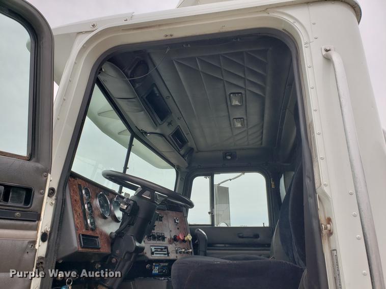 image for item EF9873 1999 International 9200 semi truck