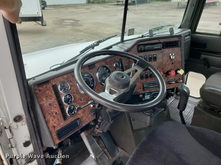 image for item EF9873 1999 International 9200 semi truck
